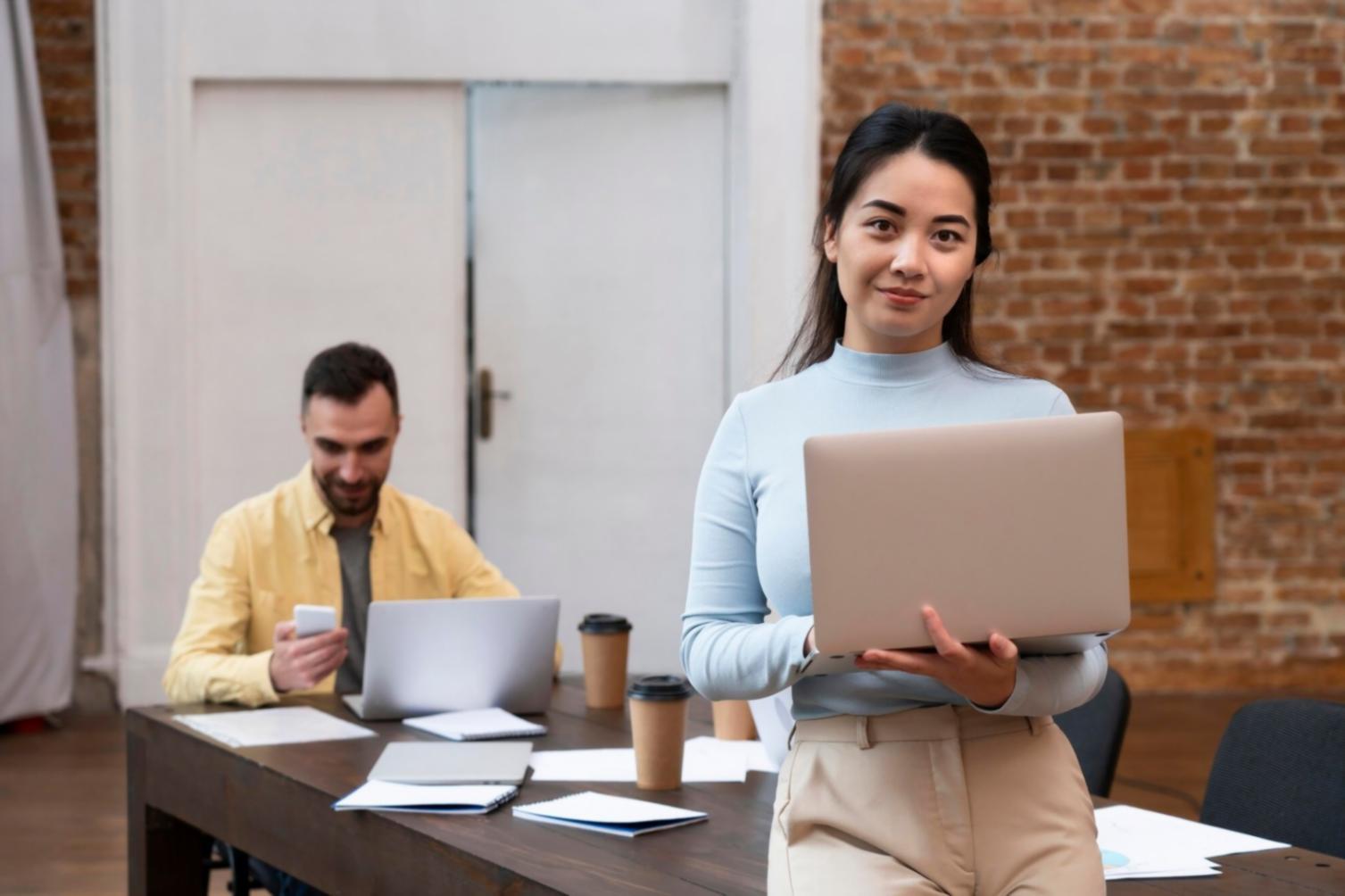 Studenti durante una sessione di scrittura creativa